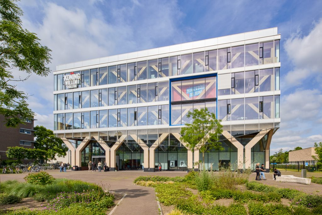 Koning Willem I College met zonwerend glas, geometrisch ontwerp en groene entree