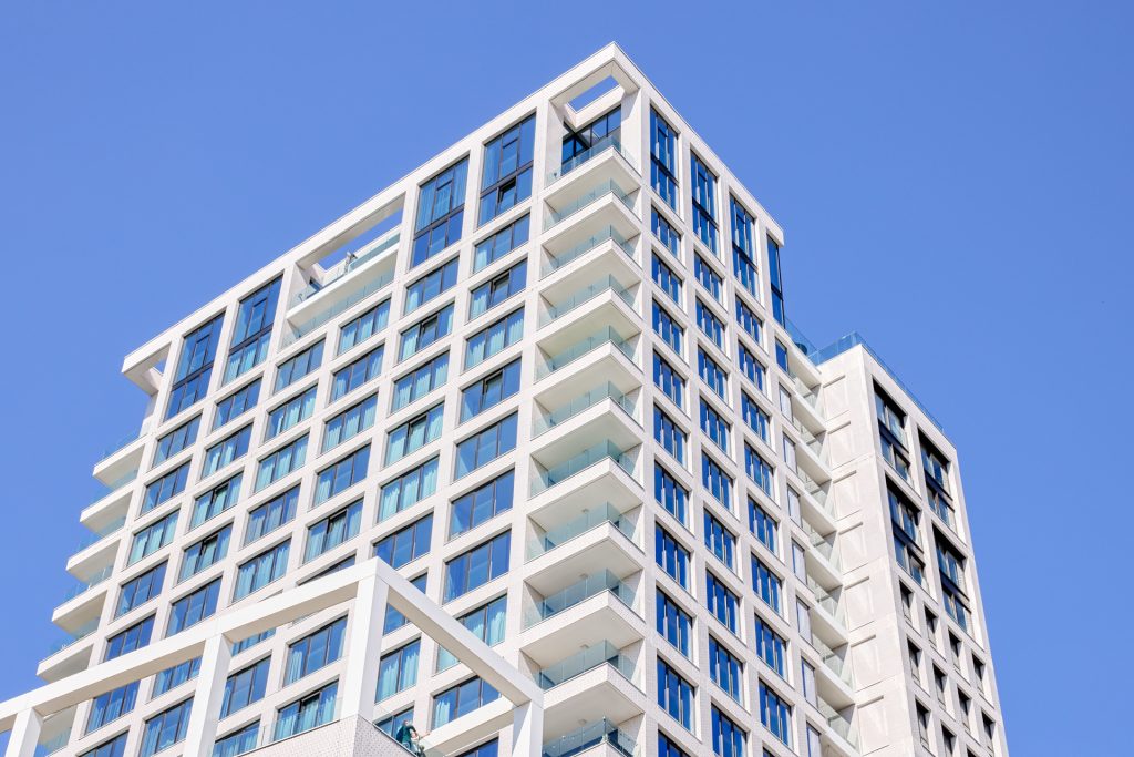 Hoogbouw met isolatieglas en witte gevel bij Strijp Next Eindhoven
