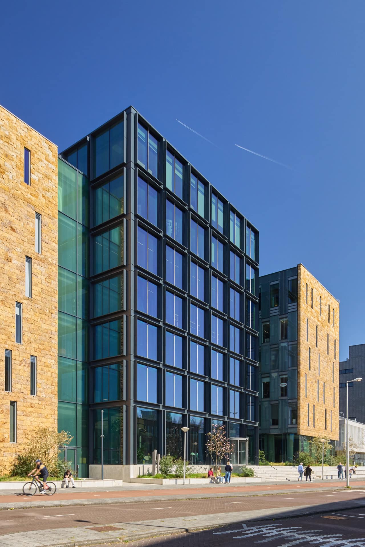 Voorgevel van Edge Stadium Amsterdam met zonwerend glas MOSA Sun 50/22 en vliesgevels langs de Zuidas