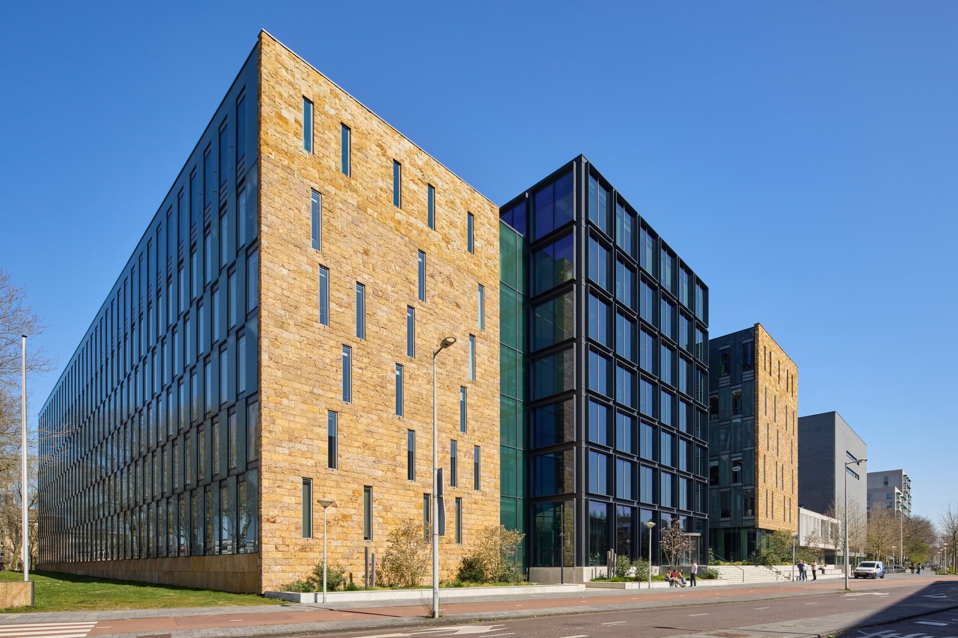 Voorgevel van Edge Stadium Amsterdam met zonwerend glas MOSA Sun 50/22 en vliesgevels langs de Zuidas