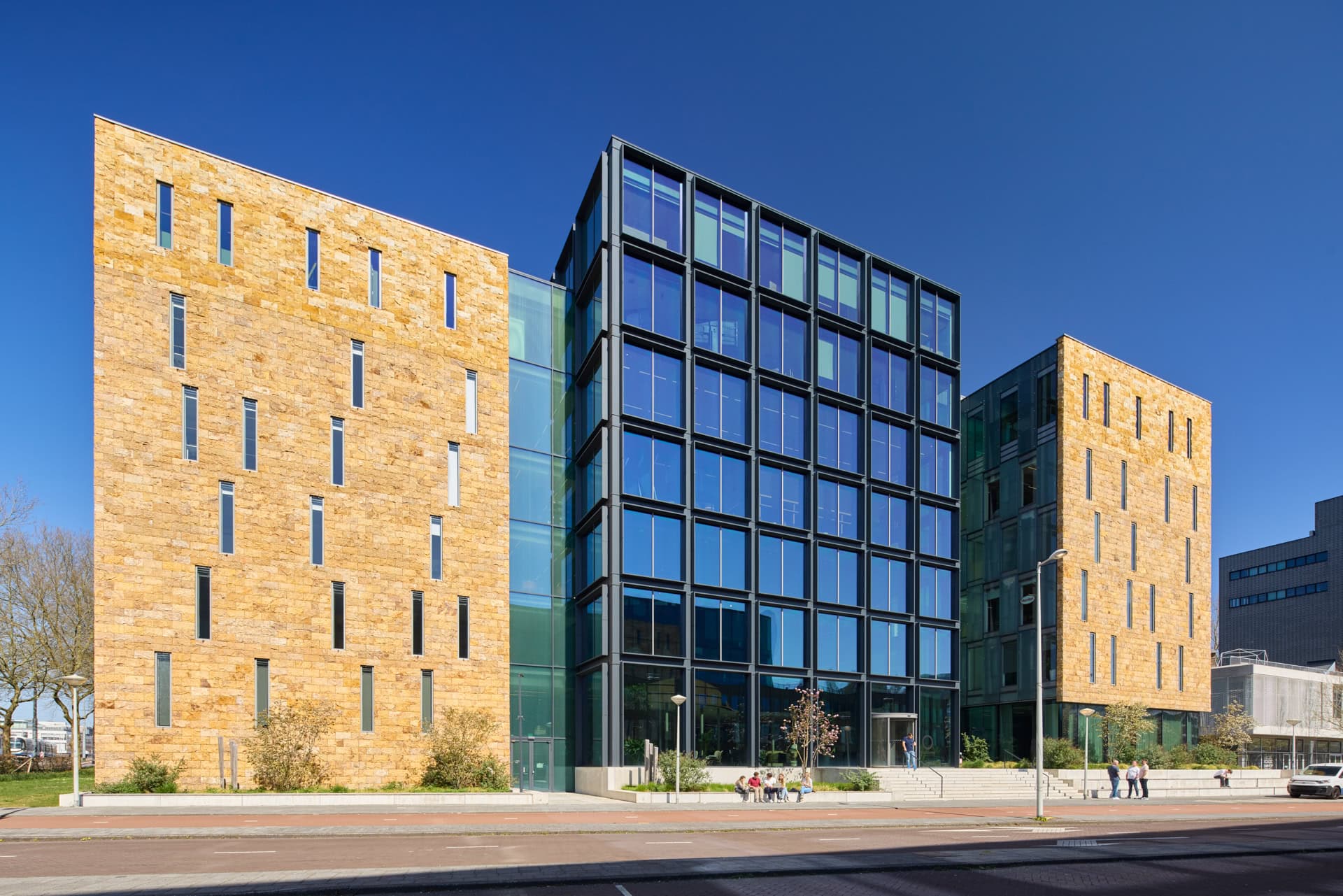 Voorgevel van Edge Stadium Amsterdam met zonwerend glas MOSA Sun 50/22 en vliesgevels langs de Zuidas