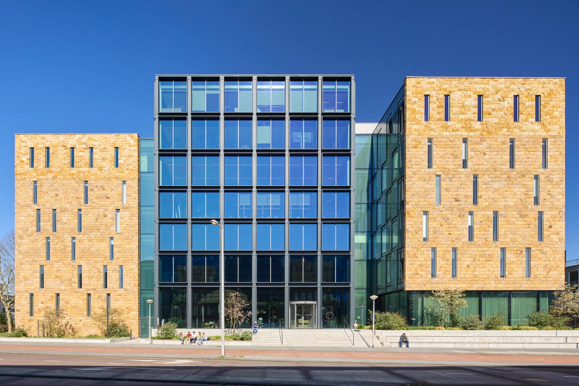 Voorgevel van Edge Stadium Amsterdam met zonwerend glas MOSA Sun 50/22 en vliesgevels langs de Zuidas