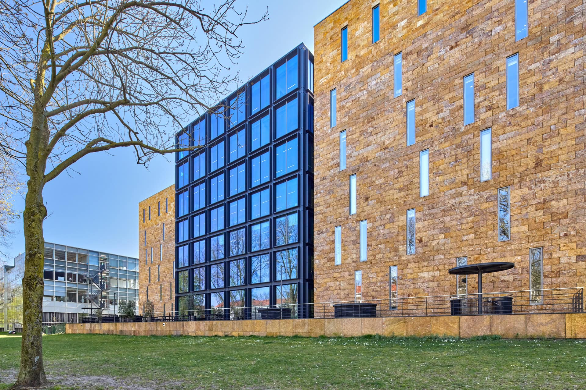 Voorgevel van Edge Stadium Amsterdam met zonwerend glas MOSA Sun 50/22 en vliesgevels langs de Zuidas