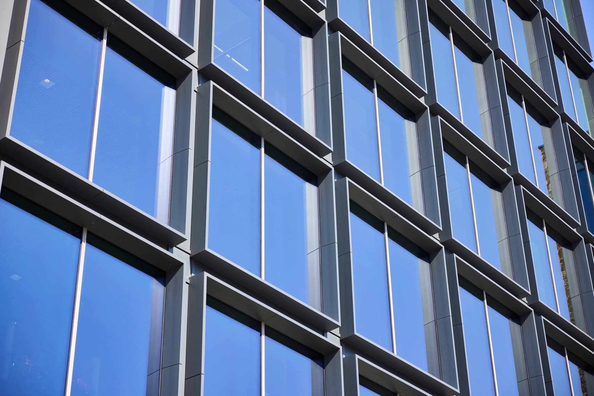 Close-up Voorgevel van Edge Stadium Amsterdam met zonwerend glas MOSA Sun 50/22 en vliesgevels langs de Zuidas