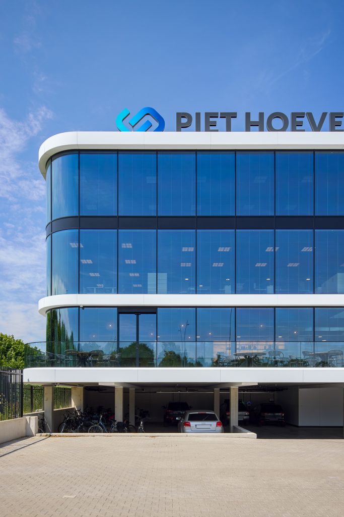 odern kantoorgebouw met glazen ramen, open parkeerruimte